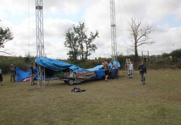 Depuis 1 mois, c'est l'effervescence sur le site de La Regratterie où les bénévoles et salariés installent les structures et les décors. Ici le chapiteau, en début de semaine.