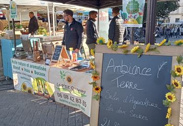 Le samedi 14 septembre, les organisateurs, agriculteurs bénévoles, ont commencé à "ambiancer" le parvis des Halles de Niort.