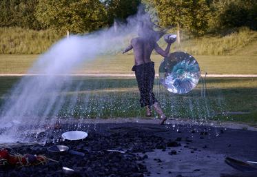 Avec Nebula, Vania Vaneau invente un corps vibrant qui s'unit aux forces de la nature dans une sorte de cérémonie, un corps noirci et doré à la feuille, hybride et magique porté par une musique « techno cosmique » (samedi à 10 heures au Parc François-Ier)