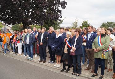 Élus, représentants du négoce et de toute la filière cognac ont rejoint les viticulteurs devant la sous-préfecture.