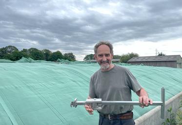 Charles Rémy apprécie le système de bâchage par filets Silage Safe de CBS Béton pour sa facilité de mise en œuvre le jour de l'ensilage et de retrait durant l'hiver.