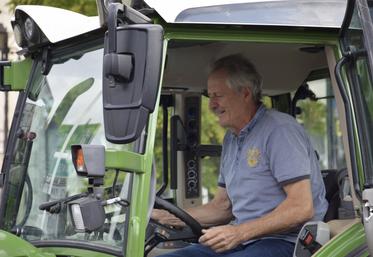 Didier Bureau menait mardi la centaine de tracteurs mobilisés dans les rues de Cognac, juste derrière les manifestants à pied.