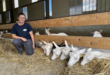 Mélina Aubouin est associée à 50 % au Gaec des Pleins Vents depuis 2023. Un retour sur la ferme familiale réussi, à la tête d'un élevage de 550 chèvres.
