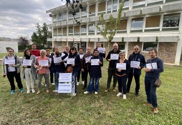 Un pique-nique sitting devant la Chambre d'agriculture de la Charente pour demander la revalorisation du point d'indice.
