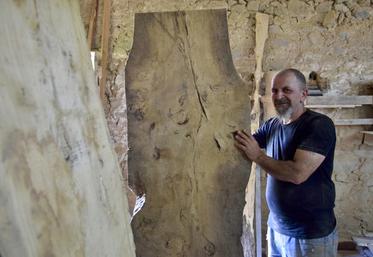 Sous les doigts d'Ahron, les pièces de bois sont transformées en objets uniques.