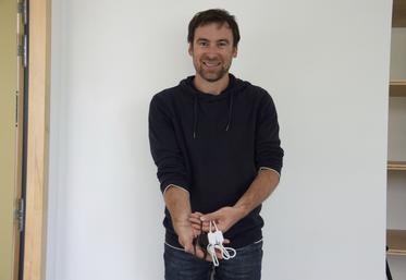 François Godreau, dirigeant d'Ideaward, présente les câbles USB qu'il a inventés. Ils permettent d'alimenter des appareils en 24 V.