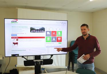 Laurent Vignerond, directeur adjoint de la coopérative Corali, présente l'extranet mis à disposition des éleveurs