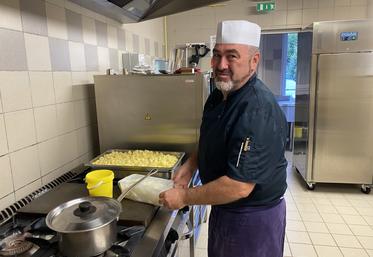 Emmanuel Chaigne commande, gère les stocks (nourriture et produits ménagers) et cuisine pour près de 150 personnes tous les jours à la MFR de Brioux. Il concocte aussi des repas sur des événements : par exemple, pour le festival annuel MFR, ses homologues des autres maisons et lui nourrissent 900 personnes 30 minutes !