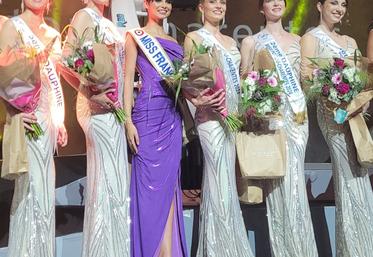 À côté de Miss France, Ève Gilles, Miss Poitou-Charentes, à droite, et Miss Vienne, à gauche, élue première dauphine.