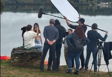 Une partie du tournage s'est déroulée lundi au lac de Saint-Cyr.