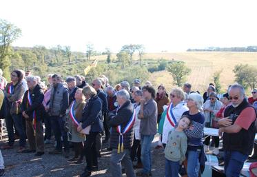 Élus et habitants se sont mobilisés au lieu-dit La Combe à Adriers.