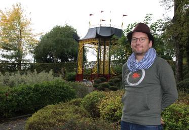 Baptiste Joly a repris la société Métal vert il y a 20 ans. Il aime particulièrement concevoir les pagodes, comme celle derrière lui.