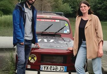 Julien Gauthier et Marion Lucas entourant leur 4L Trophy avec laquelle ils partiront en février 2025 à l'assaut du désert marocain.