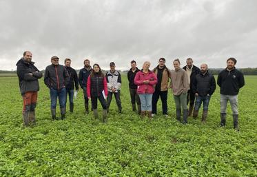 Émilien Barrault (à gauche) est membre d'un groupe de travail réunissant plusieurs agriculteurs, mené par Bio Nouvelle-Aquitaine et les syndicats mixtes de gestion des eaux