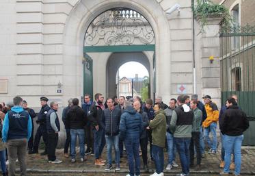 Des adhérents de l'Adiv ont rejoint les 250 irrigants regroupés devant le tribunal administratif de Poitiers.