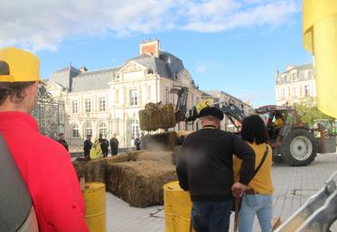 Une vingtaine de tracteurs de la CR ont rejoint la Préfecture jeudi dernier vers 16h.