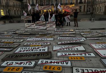 Une centaine de panneaux ont été déposés devant la Préfecture.