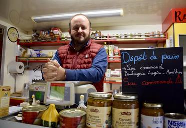 Cyprien Joubert, commerçant ambulant, exerce un lien social fort.