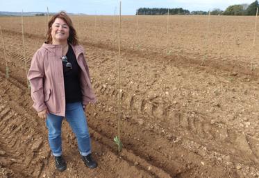 Laetitia Plumat, agricultrice à Fouquebrune, devant sa future plantation d'oliviers.