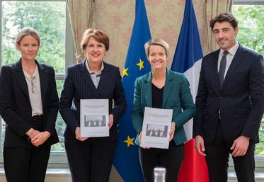 Anne-Laure Babault et Alexis Izard ont remis leur rapport à la ministre de l'Agriculture Annie Genevard et à Laurence Garnier, secrétaire d'État à la consommation.