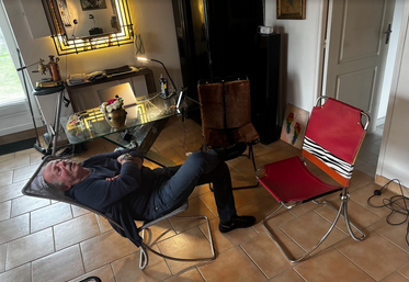 Alain-Jacques Gelaty a notamment conçu cette chaise dont le dossier s'incline.