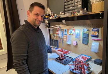 Dans son atelier, Julien Planche, alias Miniature 1.32, assemble ses modèles, et en crée parfois de toutes pièces.