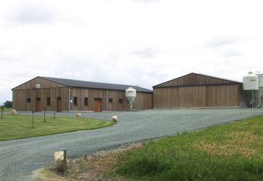 La chèvrerie en bardage bois de Sophie et Dimitri Gallard, à Villiers-sur-Chizé, construite en 2012 à proximité de l'église du village, a dû respecter les normes des Bâtiments de France.