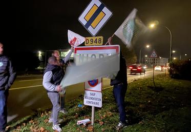 Retournés, dérobés, enrubannés : les panneaux de communes sont le fil rouge des manifestations agricoles depuis un an. Ils symbolisent le manque de direction claire pour l'agriculture française.