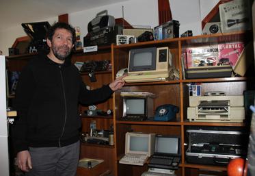 Fabrice Berneau devant quelques-unes des pièces d'exposition, dont le visiophone-minitel-téléphone-télévision, testé dans les années 80 par France Télécoms.