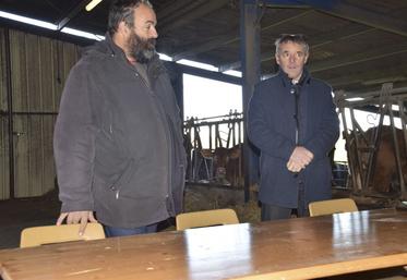Jean-Bernard Sallat, éleveur bovin, président de la FNSEA Charente, a accueilli Emmanuel Bernard sur l'exploitation de Florent Tricaud à Mazières.