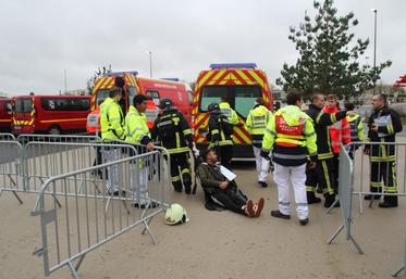 Les pompiers ont mis en place un corridor d'extraction pour évacuer les victimes.