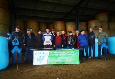 Le 7 novembre, les représentants de l'APCLP et de Terre Atlanntique se sont réunis sur l'exploitation des frères Moinault, à Saint Léger de la Martinière, pour sensibiliser au dépistage contre le cancer de la prostate et aux besoins de la recherche.