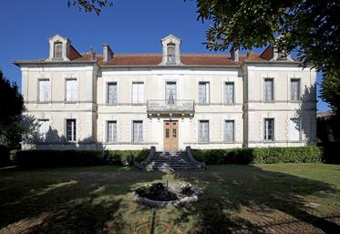 Le domaine de Valfontaine est situé à Lachaise.