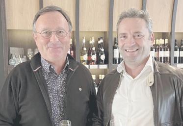 Thierry Jullion et Thomas Collet, nouveau président du syndicat des producteurs de vins IGP charentais.