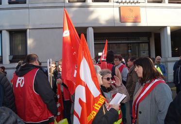500 manifestants se sont retrouvés sous les fenêtres du BNIC, le 28 novembre, à l'appel de syndicats de salariés CGT, FO et CFDT. Représentant l'agriculture, une poignée de sympathisants de la Confédération paysanne étaient présents.
