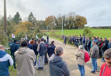 Près de soixante exploitant(e)s sont venus marquer leur indignation, le mardi 26 novembre à Saint-Romans-lès-Melle.