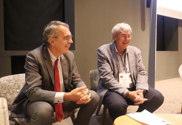 Jean-Pierre Fine, secrétaire général de l'UIMM, aux côtés de François-Xavier Vigneras, président de l'UIMM Charente lors de l'assemblée générale le 29 octobre à la Caisse régionale du Crédit agricole Charente-Périgord.