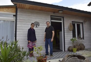 Céline Saulnier et Philippe Moreau devant le gîte situé à Angeduc.