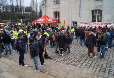 Le mouvement de grève devant la boutique Hennessy, rue de la Richonne à Cognac, s'est poursuivi le mercredi 20 novembre.