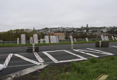 Voie de l'Europe, à Angoulême, les agriculteurs ont utilisé les panneaux pour former des messages : "Non au Mercosur", "Stop aux normes".