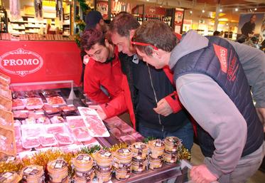 Mercredi, les agriculteurs sont allés au magasin Grand Frais pour contrôler l'origine de plusieurs produits.