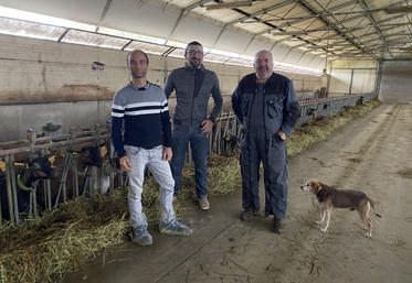 Guillaume Durand (au centre) a régulièrement été associé aux décisions concernant l'exploitation, qu'Isabelle et Alain Durand (à droite) ont toujours vue comme une entreprise familiale au sens large. À gauche, Rémi Couvet, le conseiller caprin d'Eilyps.