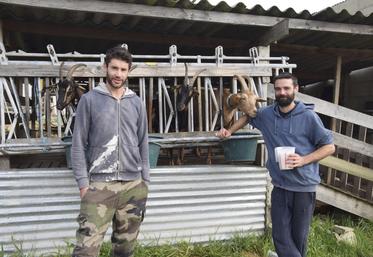 Paul Bertrand et Nicolas, devant l'atelier chèvre de la Ferme du Pas à Nersac.