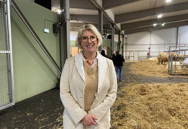 Emmanuelle Ménard, maire de Bressuire, dans le hall des concours de Bocapole.