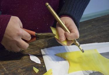 Le travail du verre se réalise avec différents outils : couteau, marteau, coupe-verre...