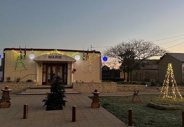 À Amberre, les décors sont fabriqués par Daniel, agent de maîtrise à partir de matériaux de récupération. Certaine ont été réalisés pendant un chantier jeunes.