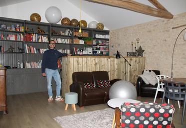 Matthieu Reveau, dans la salle commune, au-dessus de la salle de restauration de sa maison d'hôtes.