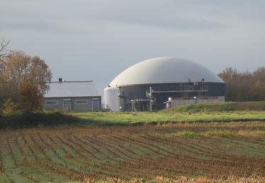 L'unité de méthanisation de la SAS Métha Vell est dotée d'un unique digesteur, sur la commune de Rioux. Pour l'alimenter, Cédric et Guillaume Bodin bénéficient entre autre des fumiers issus de leur propre exploitation, de ceux apportés par deux éleveurs voisins (vaches allaitantes et ovins), de vinasses de Revico et d'issues de céréales d'Océalia.