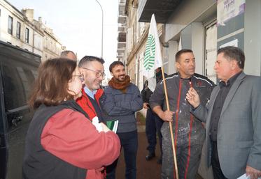 Débat devant la permanence passée au blanc de Meudon avec René Pilato, député LFI.