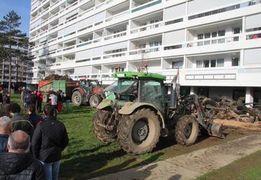 Des agriculteurs de la FNSEA et de JA de la Vienne, s'en sont pris à la permanence parlementaire de Lisa Belluco, à Poitiers.